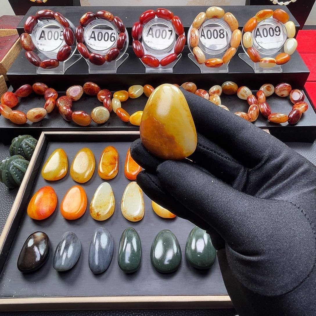 和田玉未镶嵌吊坠(赠链)