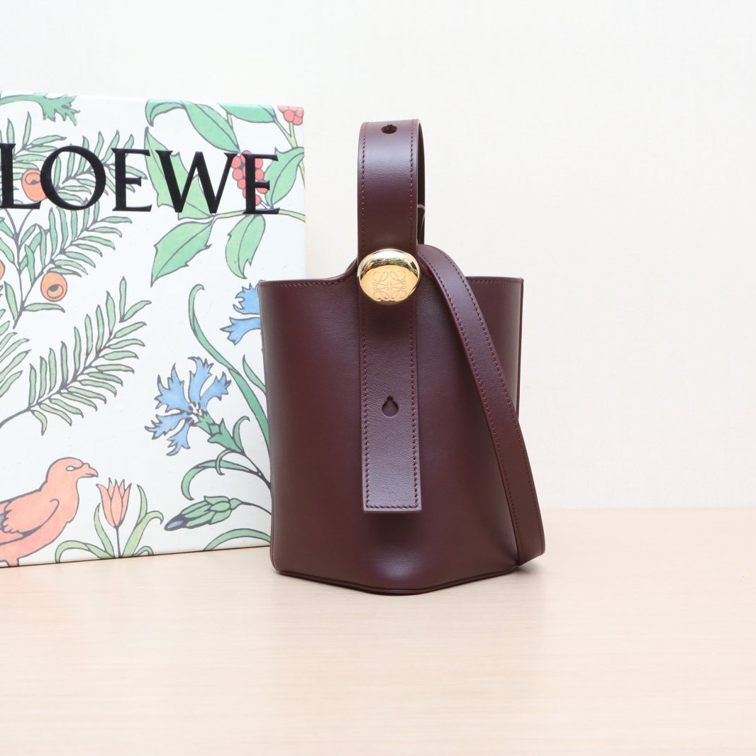 99新 LOEWE/罗意威 小花黑黑Pebble Bucket mini 16 水桶包 金扣 