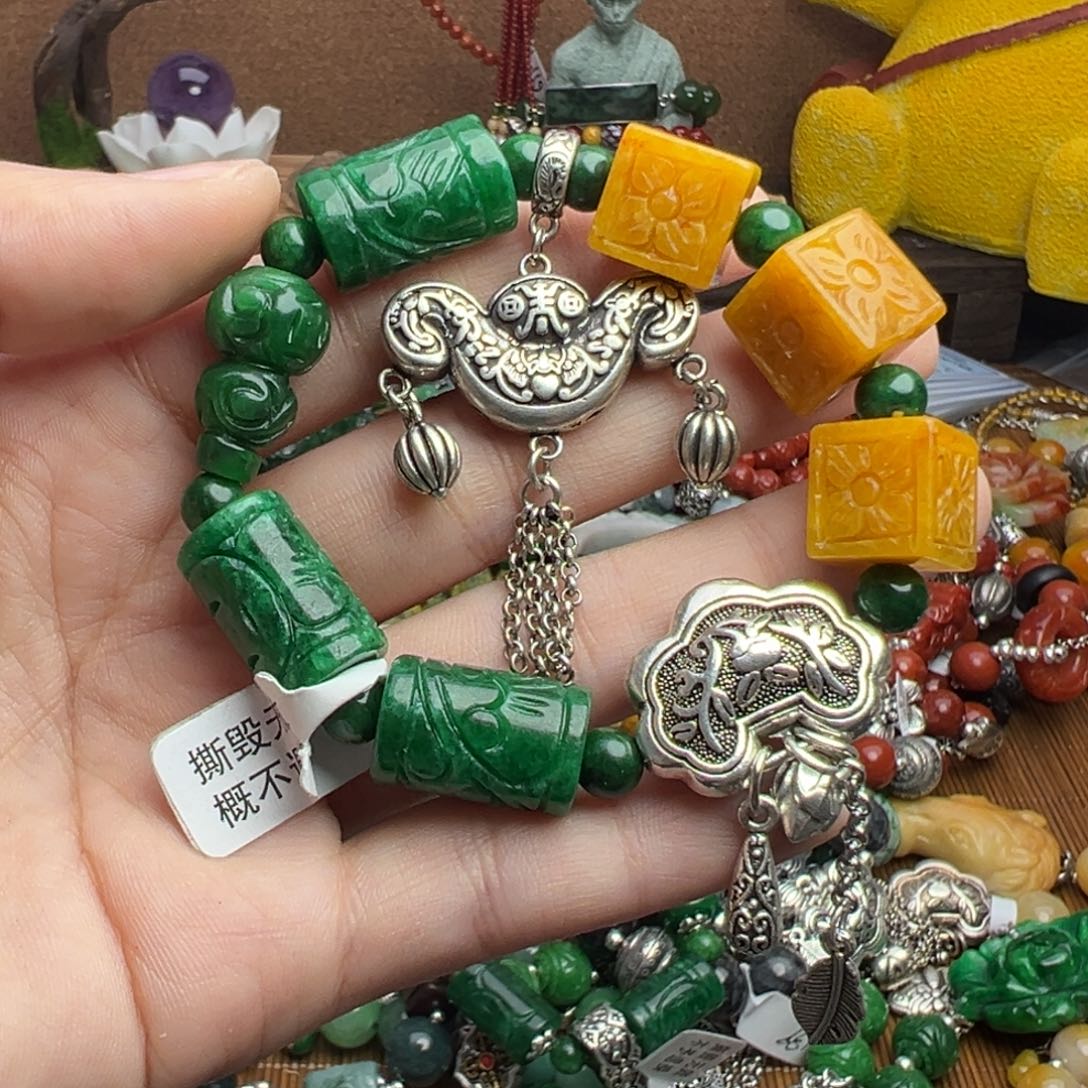 敏***妈翡翠未镶嵌颈饰吊坠