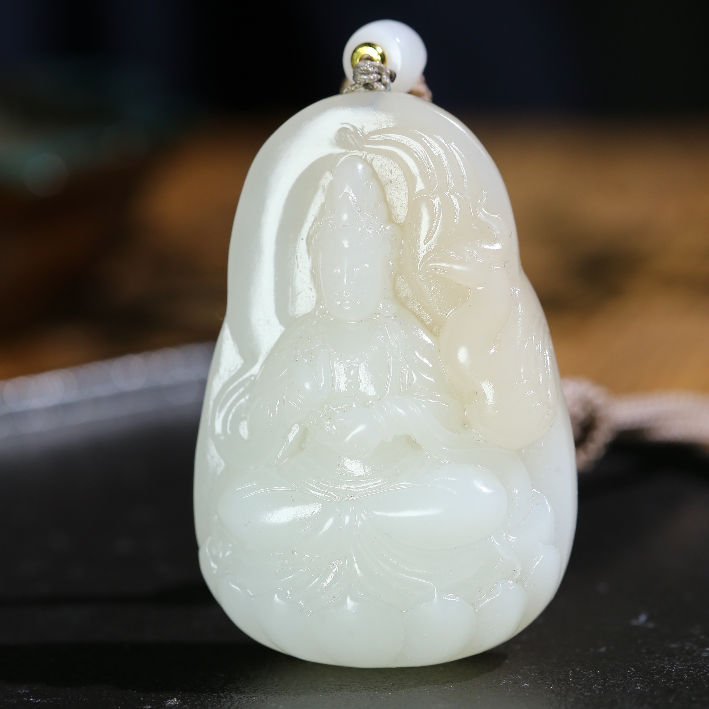 和田玉精品藕粉观音引凤吊坠料子温润细腻俏色巧雕百搭时尚