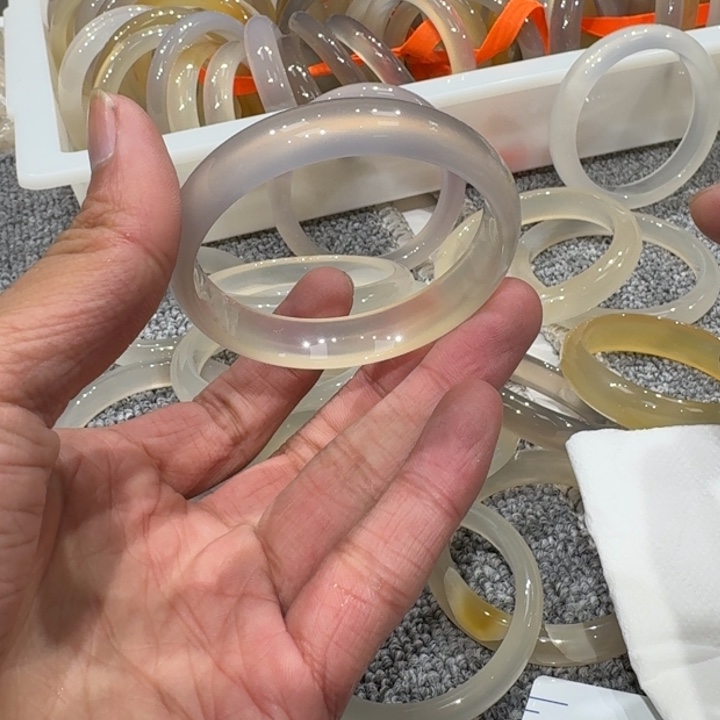 玛瑙/玉髓手镯未镶嵌Y***丶12