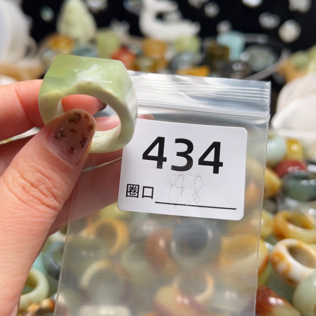 伊***人蛇纹石玉未镶嵌戒指