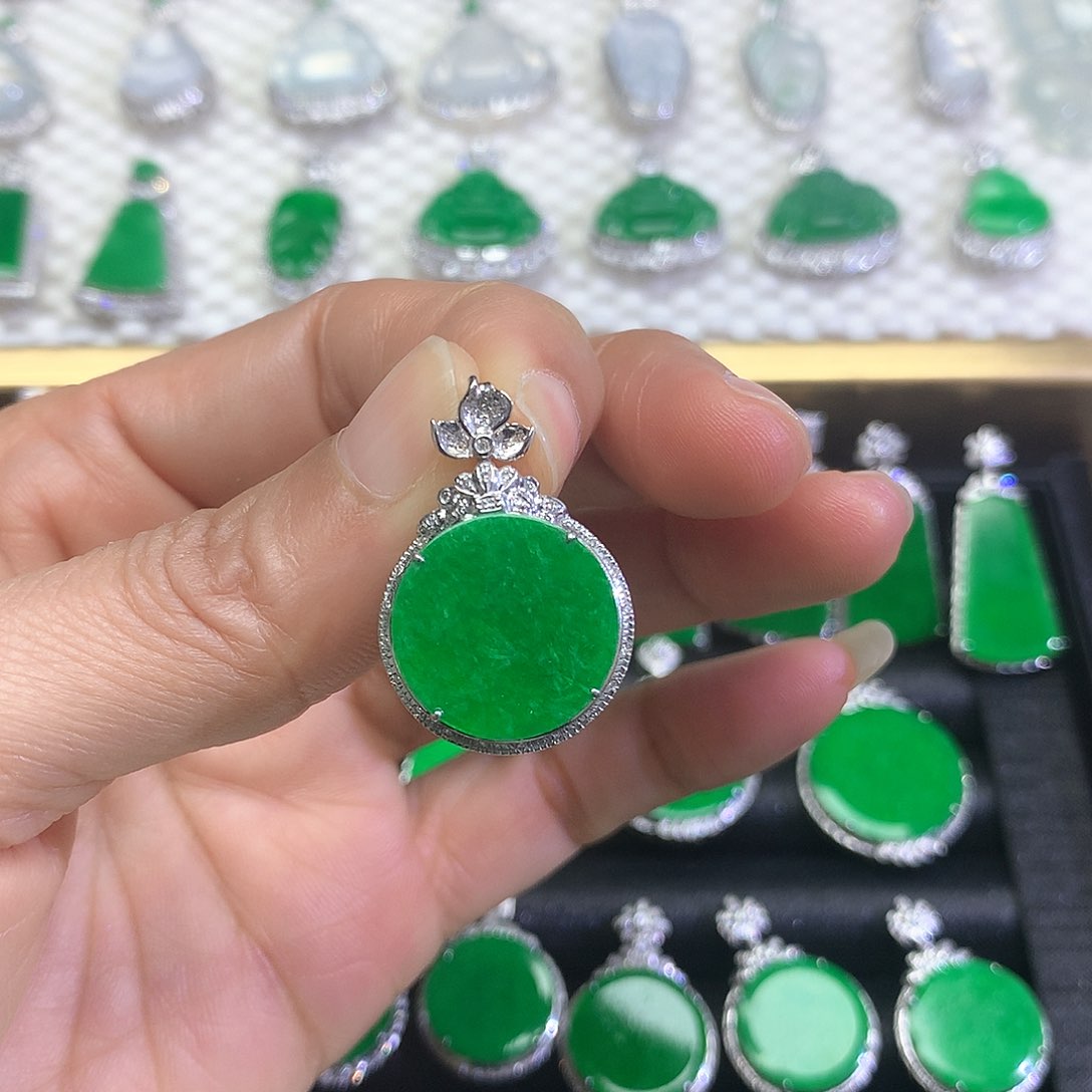 颈饰18K金镶嵌翡翠吊坠