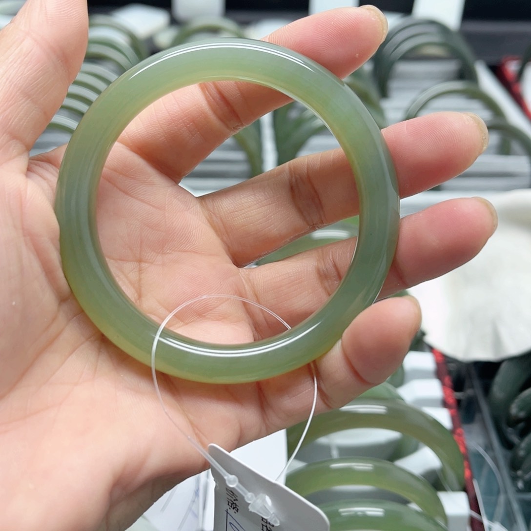 和田玉（糖玉）手镯未镶嵌G***z