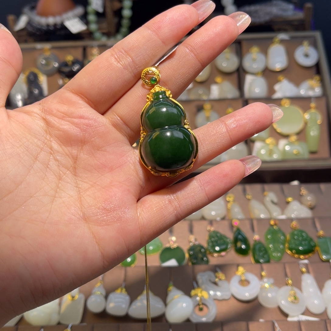 和田玉18K金镶嵌吊坠(赠链)