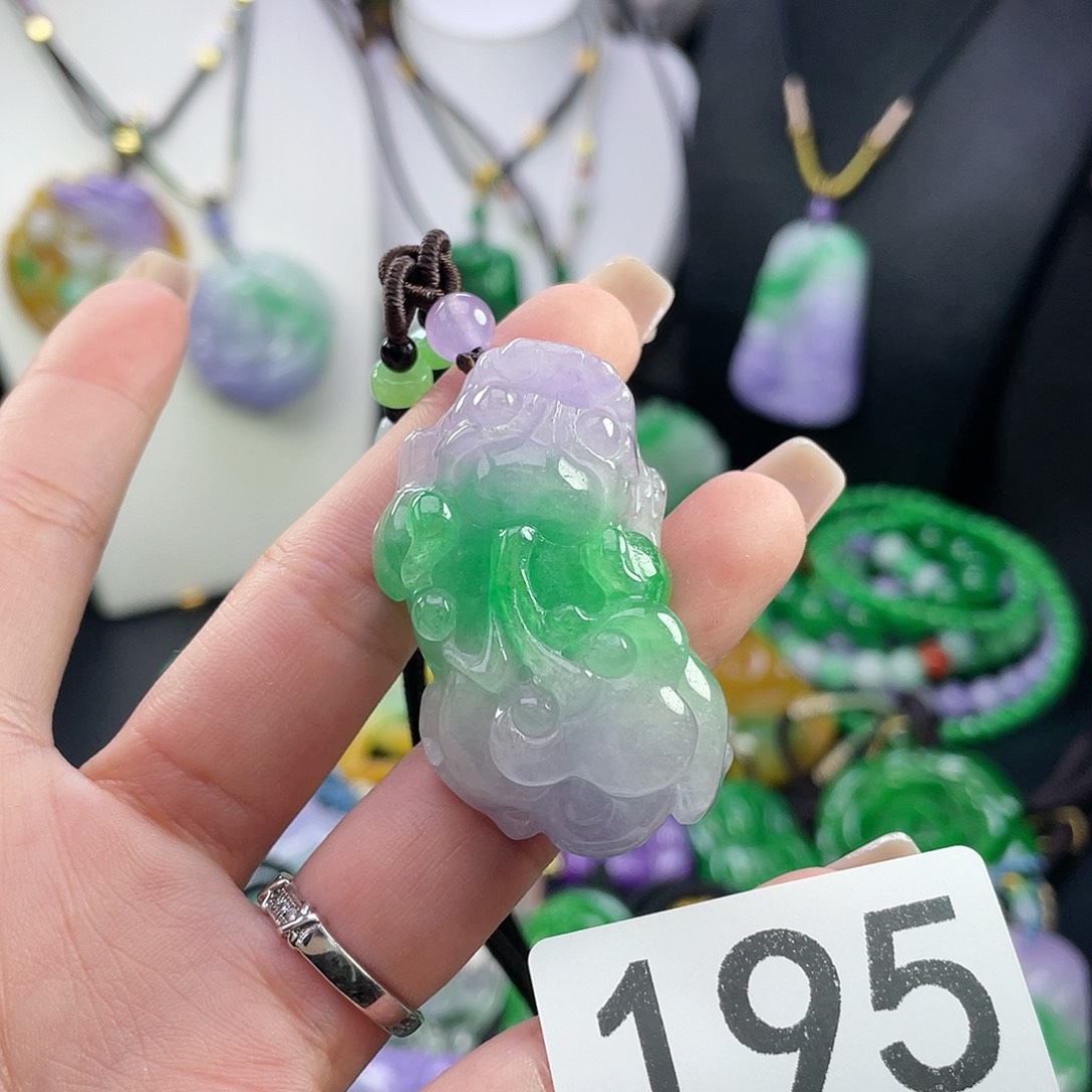 翡翠未镶嵌吊坠(赠链)