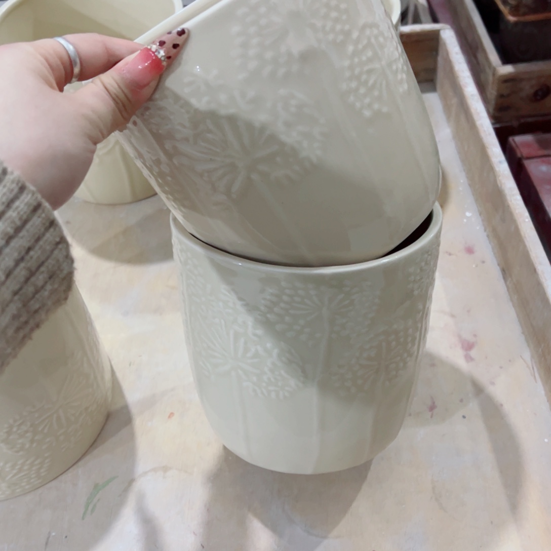 有孔，陶瓷花盆满10米包邮发货。微瑕介意慎拍