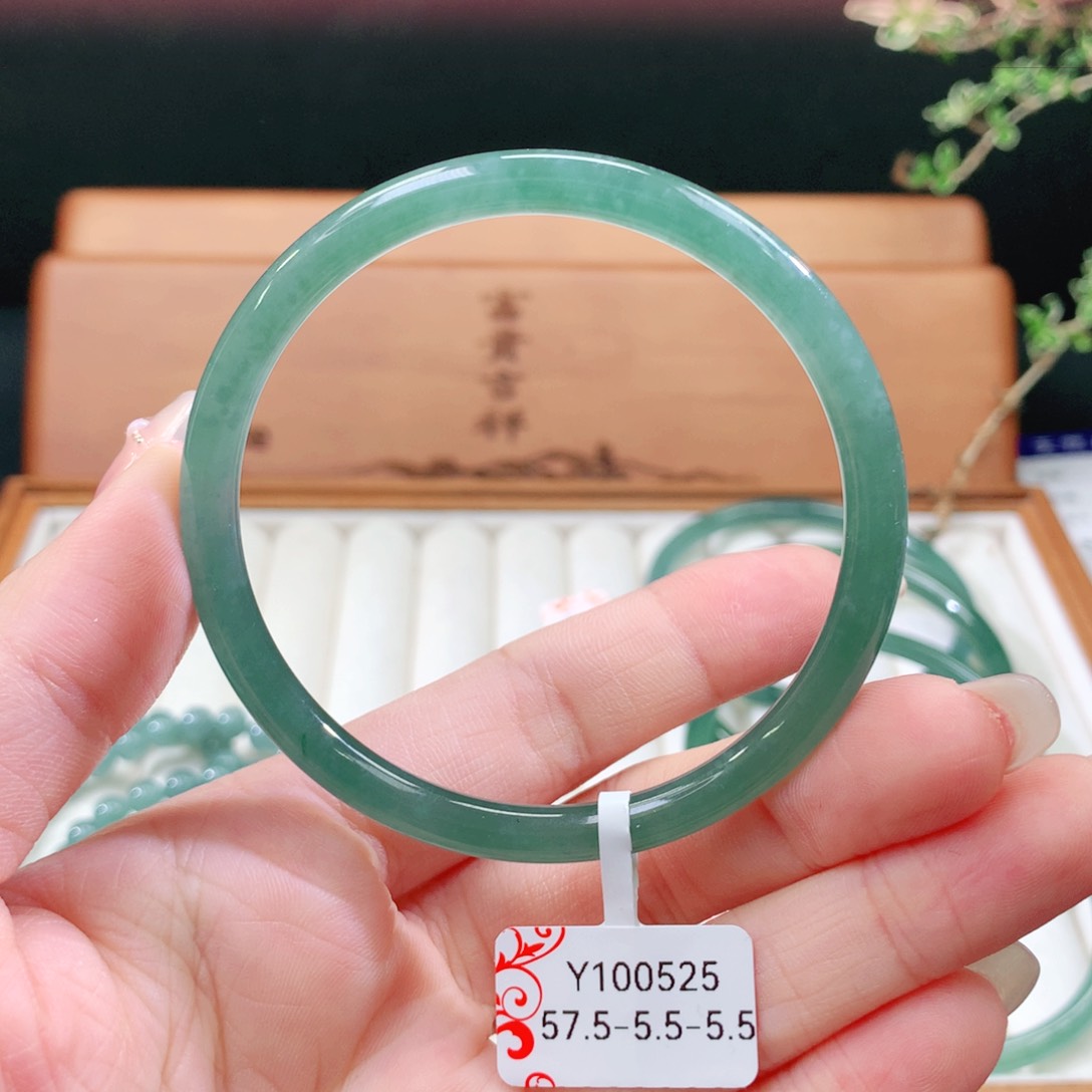 翡翠手镯未镶嵌天然