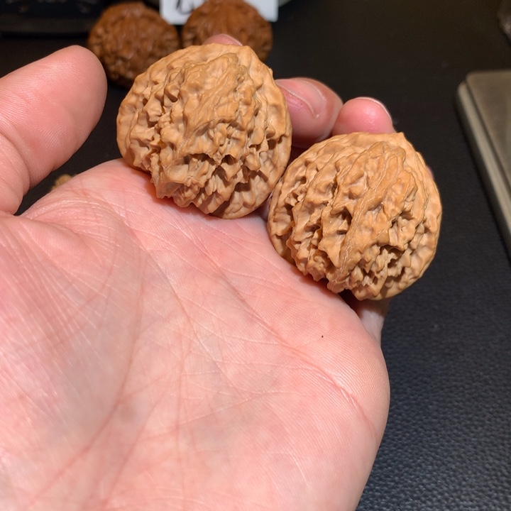 文玩核桃把件三角皇冠39