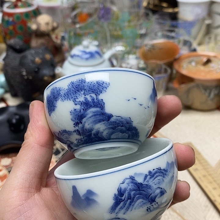 茶壶紫砂杯子和一大盒巧克力蛋糕在床