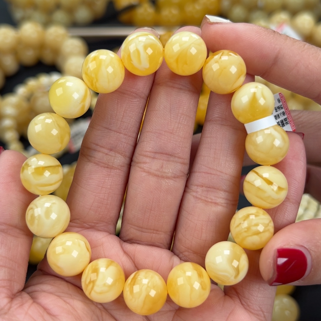 朱***郦琥珀未镶嵌手链19.8克