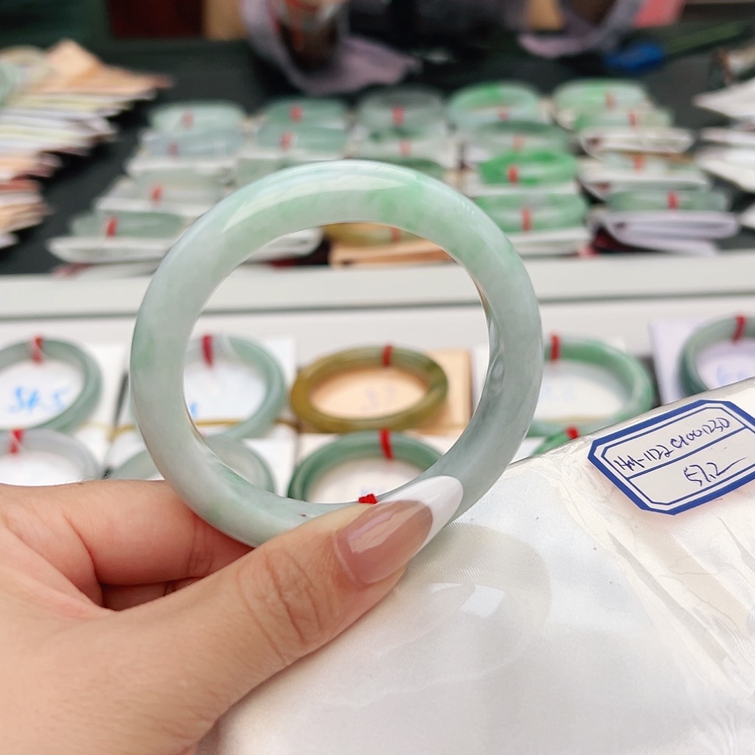 翡翠手镯未镶嵌手镯