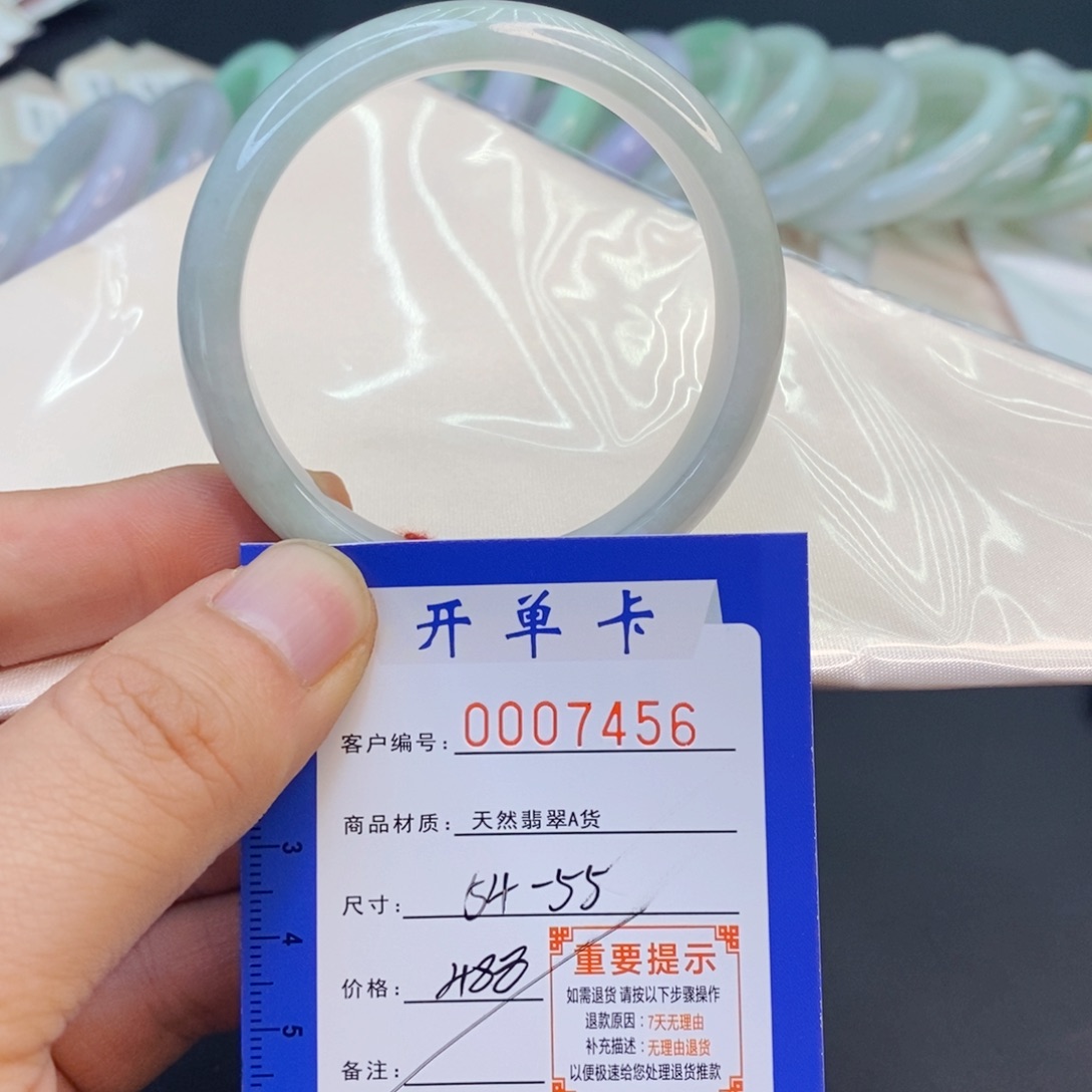 翡翠手镯未镶嵌翡翠