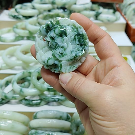 透闪石-蛇纹石玉未镶嵌颈饰