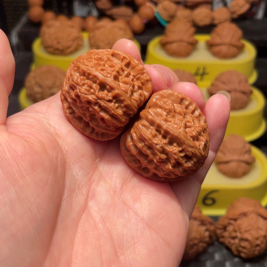 文玩核桃把件34尺白狮子核桃