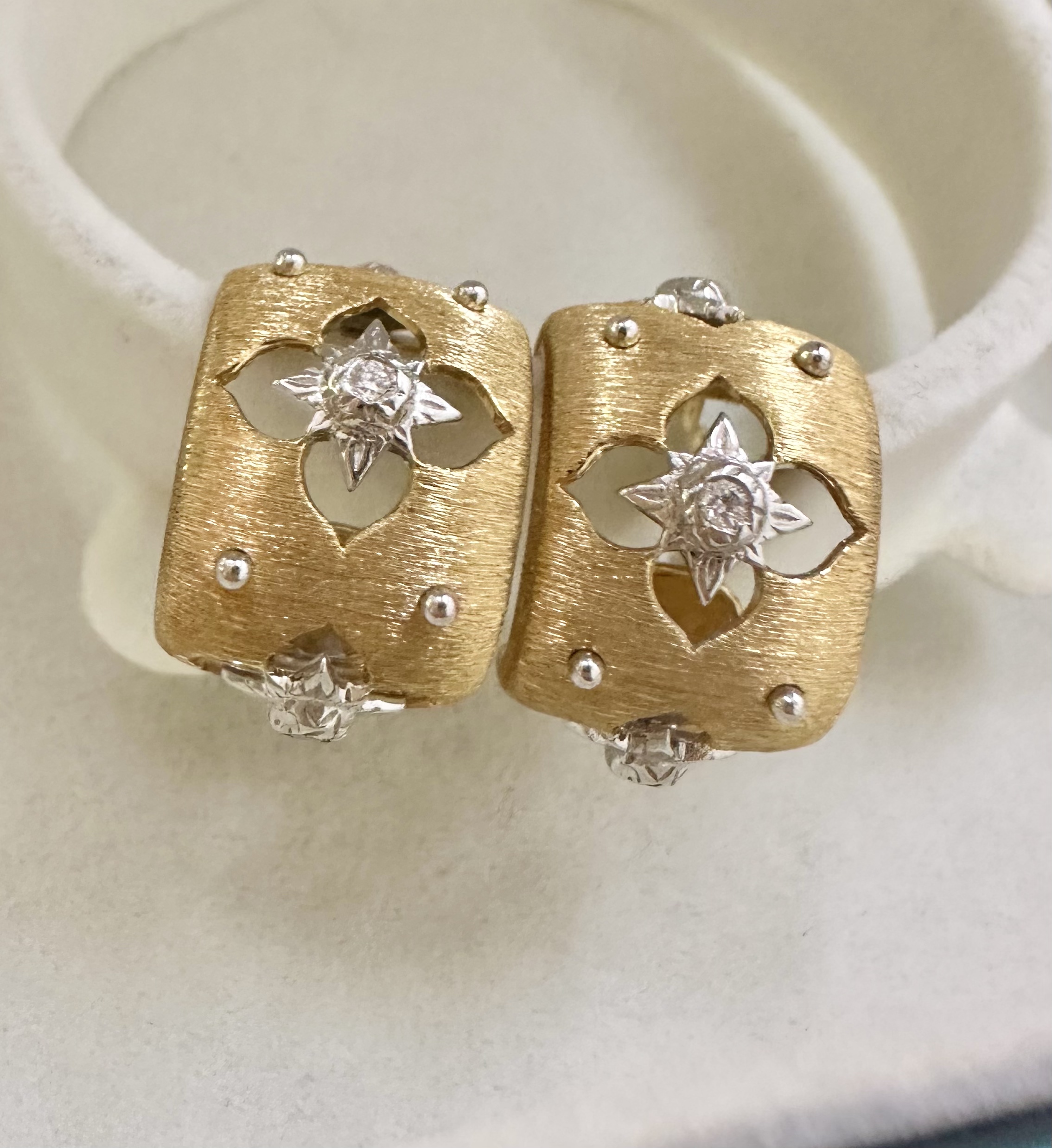 18k金四叶草镂空拉丝耳扣k黄钻石