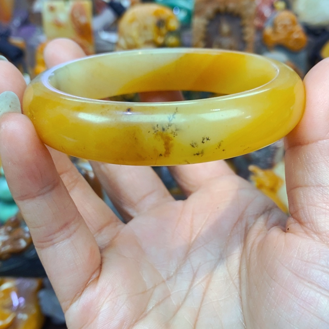 未镶嵌石英质玉（黄龙玉）颈饰