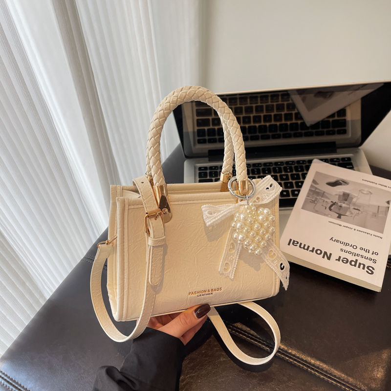 方款手提款斜挎包大容量女生包包轻奢风