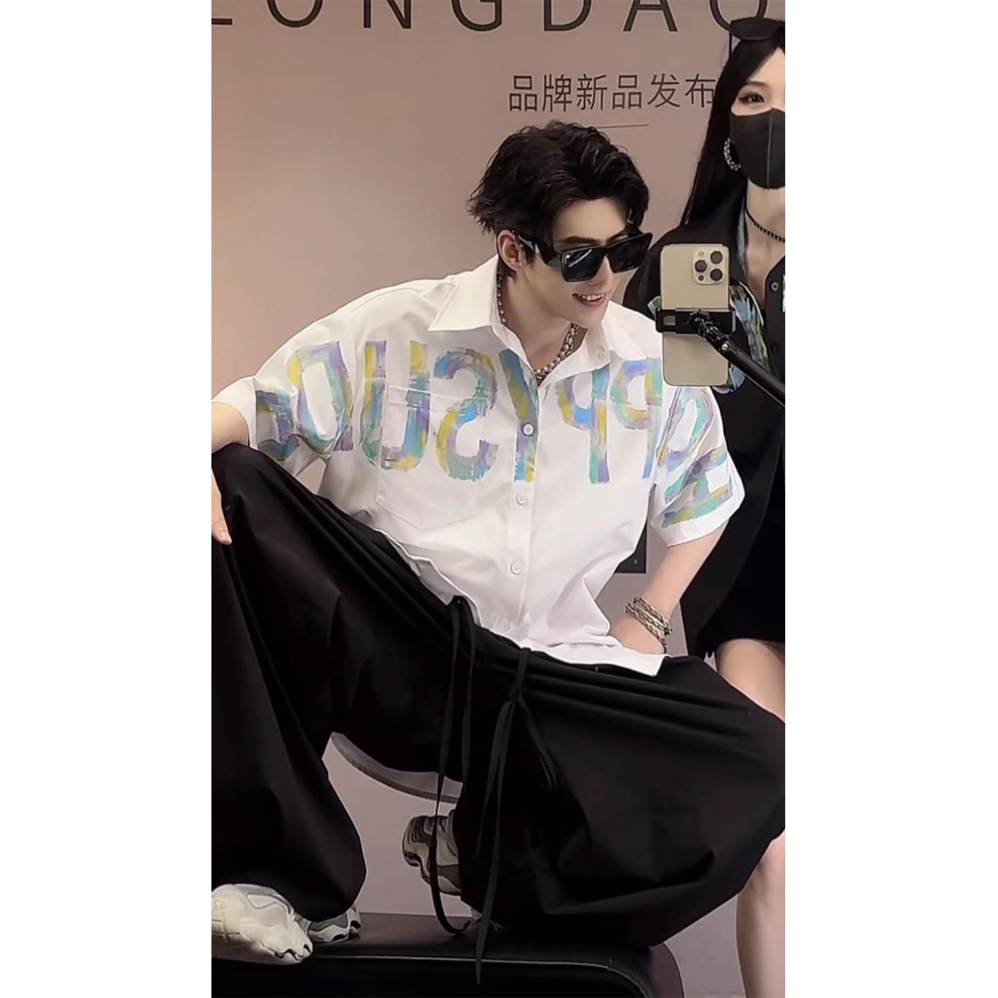 龙叨叨夏季新品原创手绘涂鸦字母印花短袖衬衫潮牌宽松百搭衬衣男