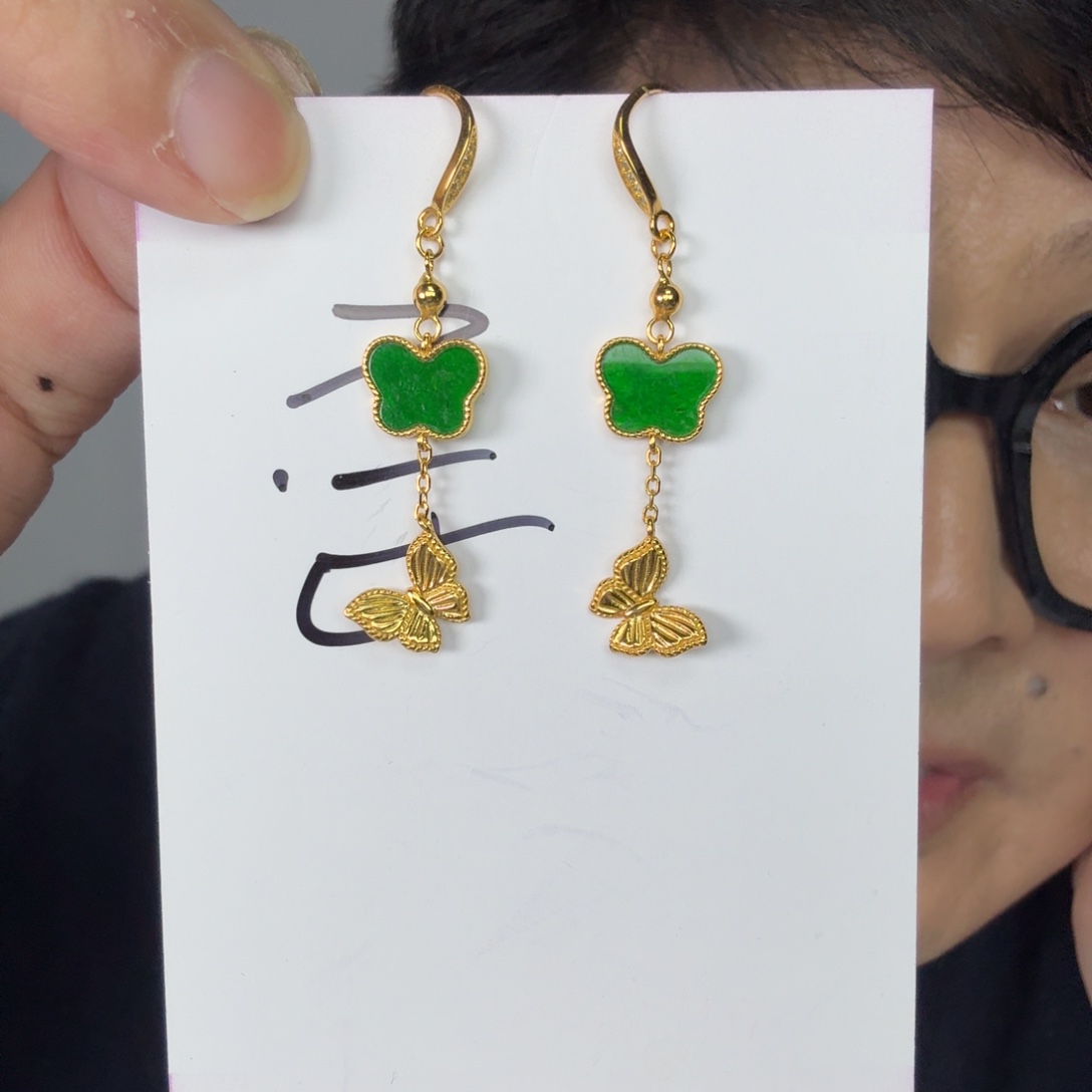 翡翠未镶嵌颈饰一对