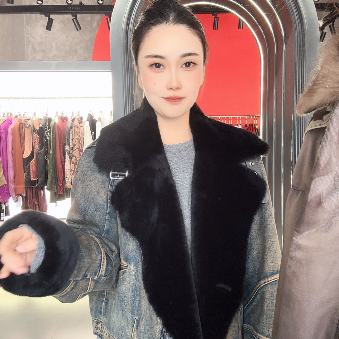 皮毛一体拼接牛仔鹅绒服