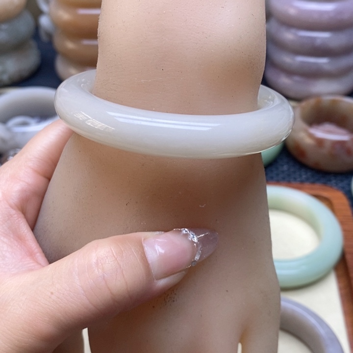 石英岩玉未镶嵌手镯