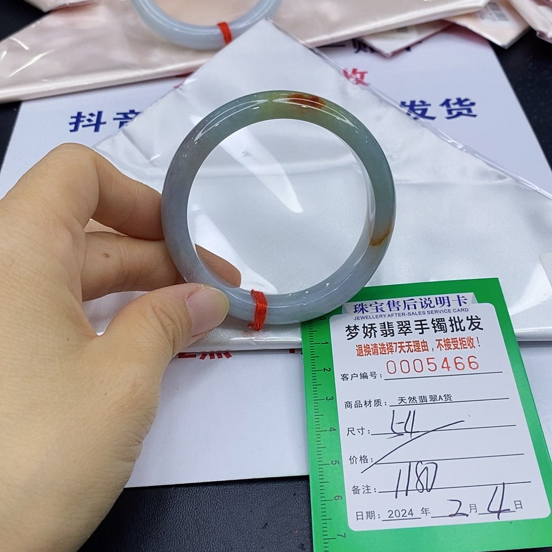 翡翠手镯未镶嵌以***名翡翠手镯