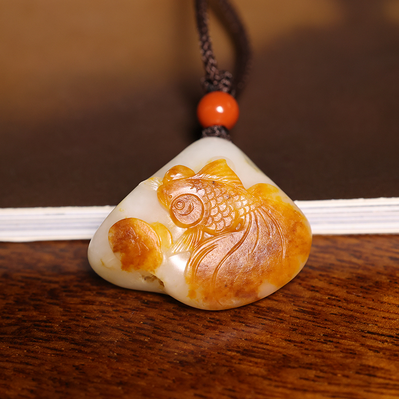 顽石阁新疆和田玉红皮白肉金鱼玉挂件玉吊坠俏色巧雕鸡骨白9g