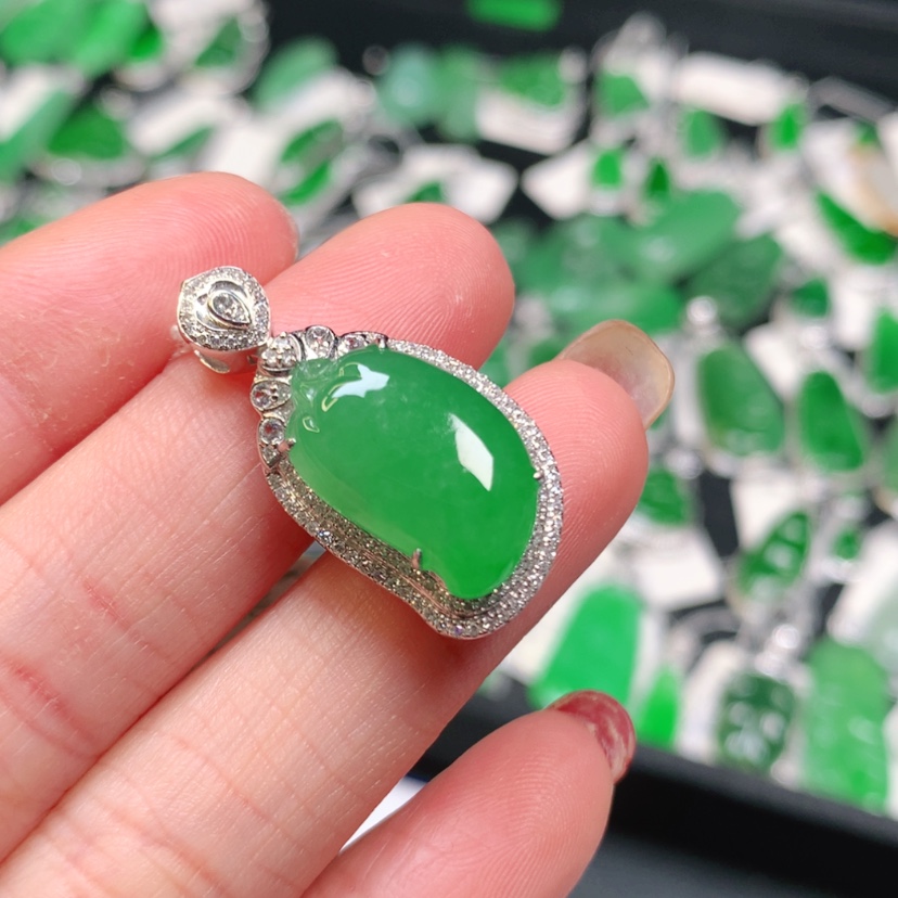 【闪购商品】翡翠吊坠(赠链)18K金镶嵌