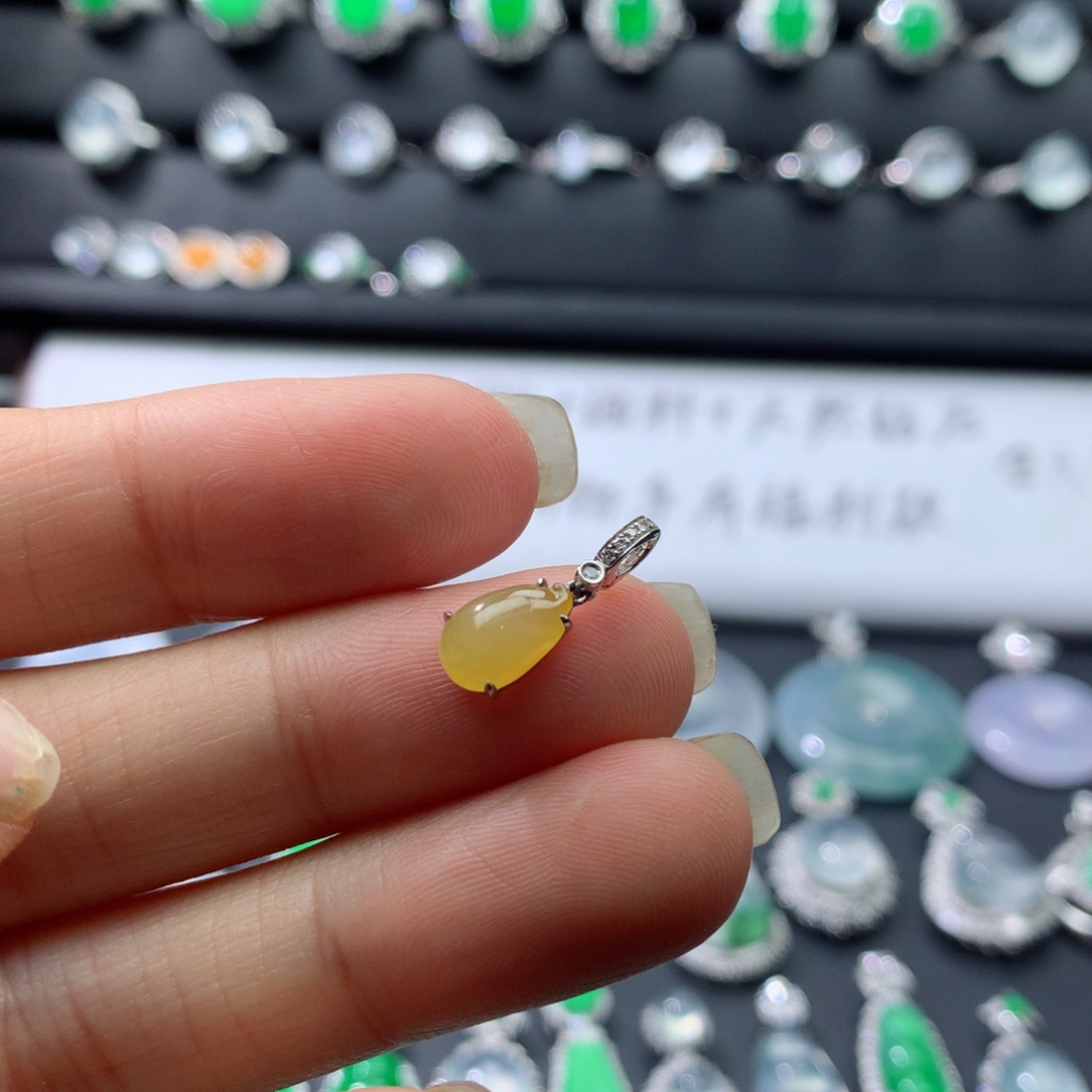 颈饰18K金镶嵌翡翠