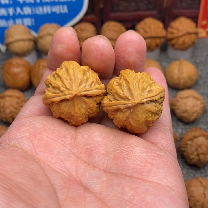 文玩核桃把件玉龙粗筋