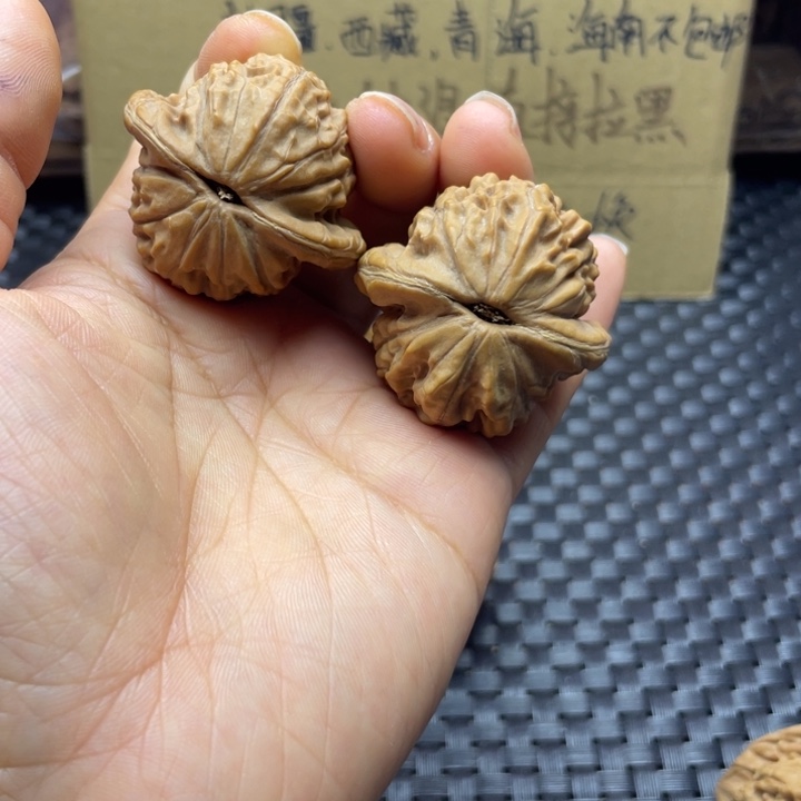 杰***然文玩核桃吊坠大红袍