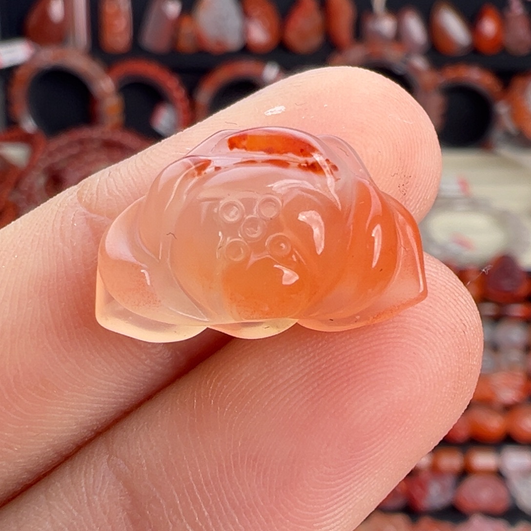 南红玛瑙未镶嵌颈饰莲花