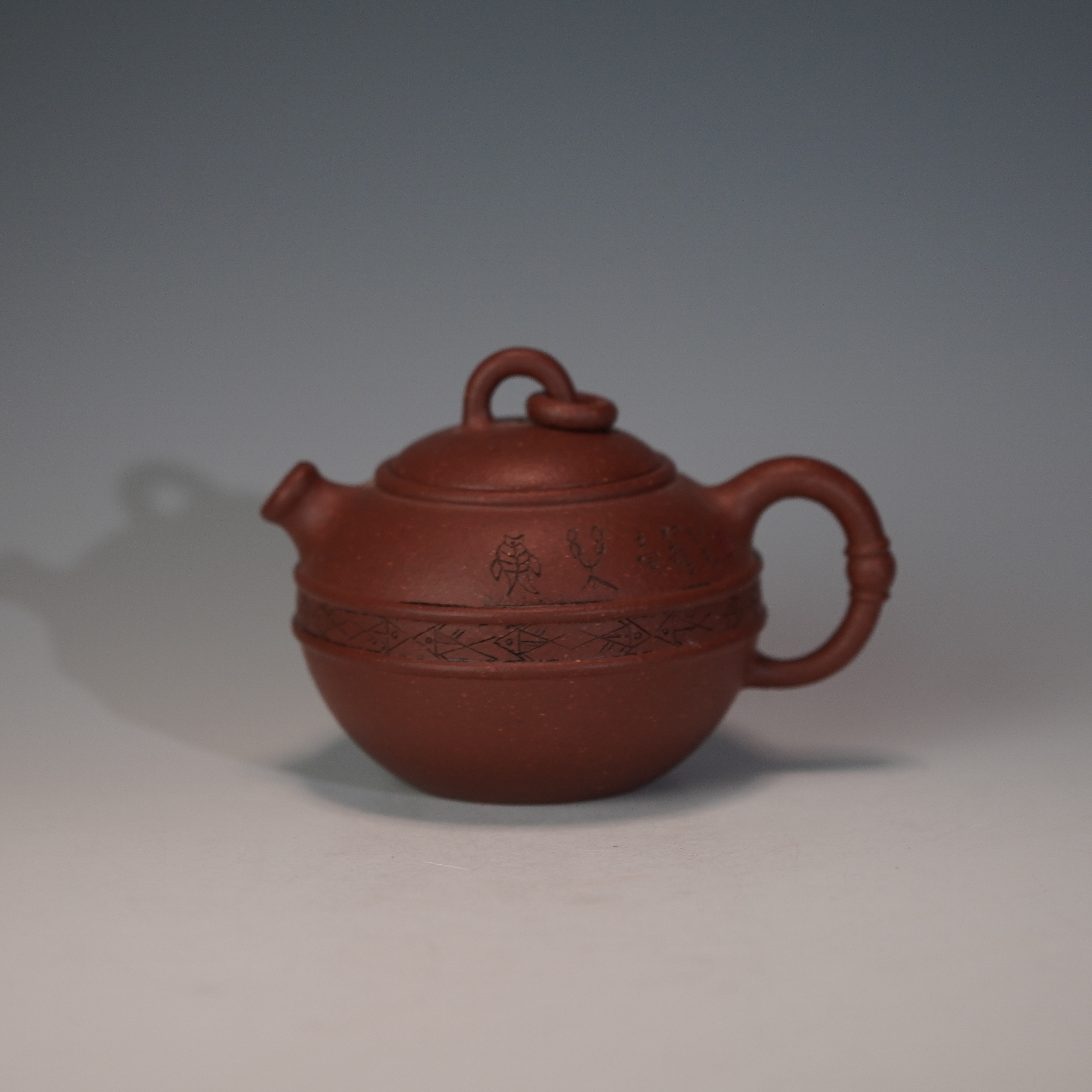 lot.21913 王强 红降坡鱼乐巨轮壶(刻鱼) 180cc