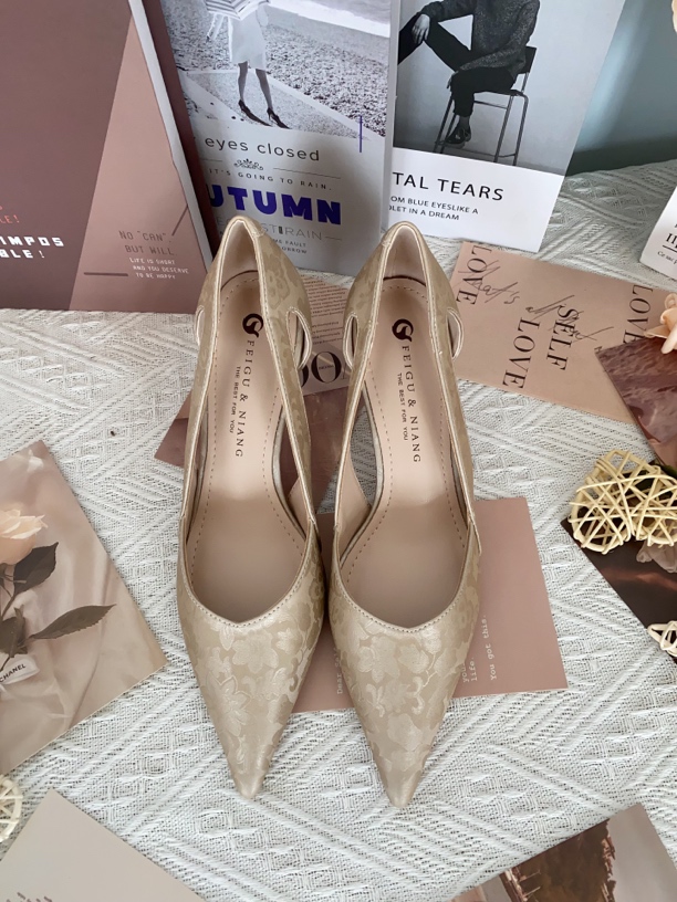 国潮风杏色绸缎复古高跟鞋