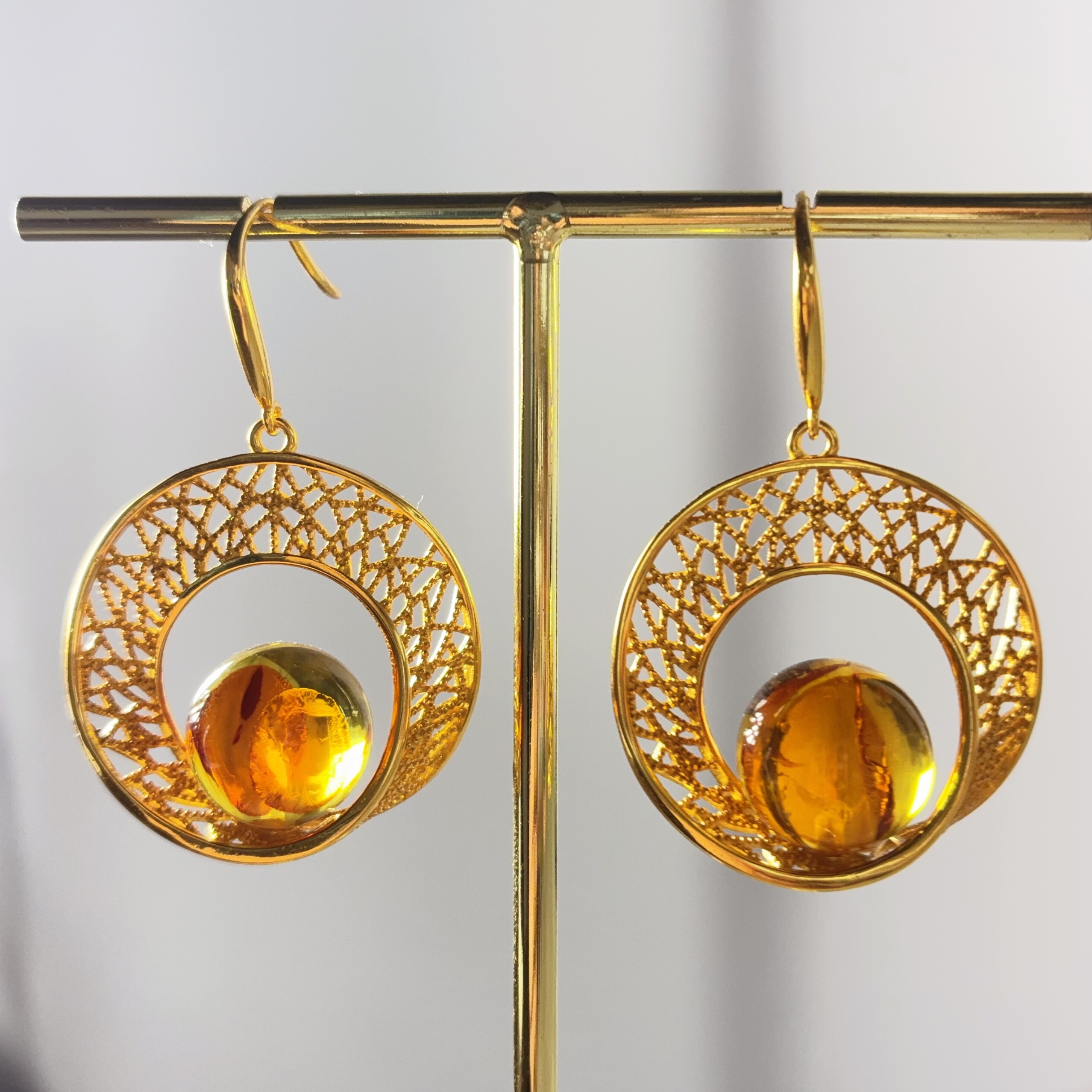 13MM圆珠天然时尚设计款花珀耳环