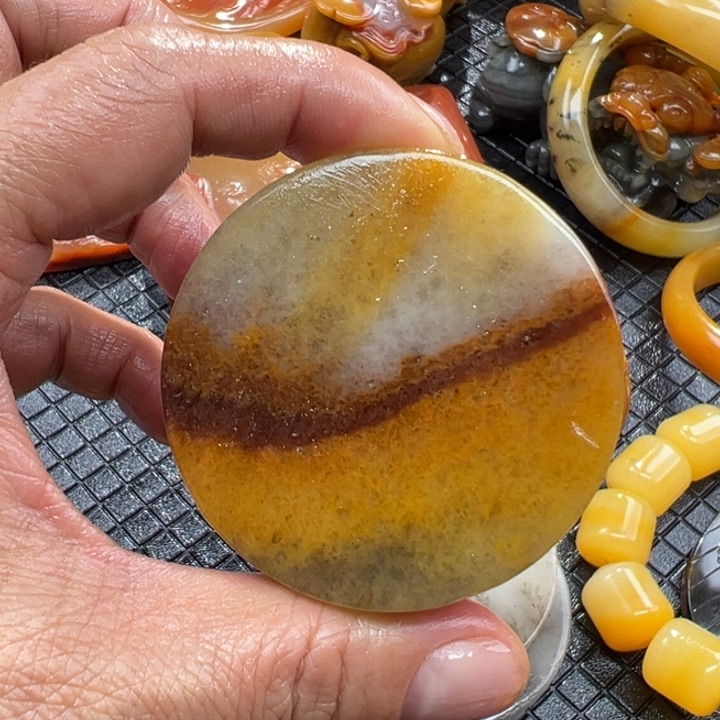 石英质玉（黄龙玉）颈饰未镶嵌