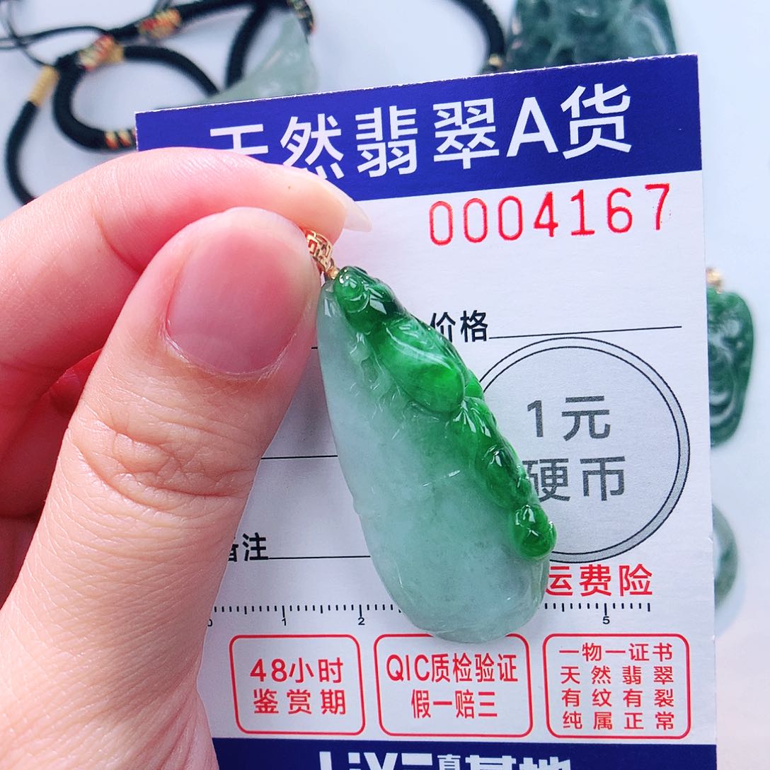 颈饰18K金镶嵌翡翠吊坠