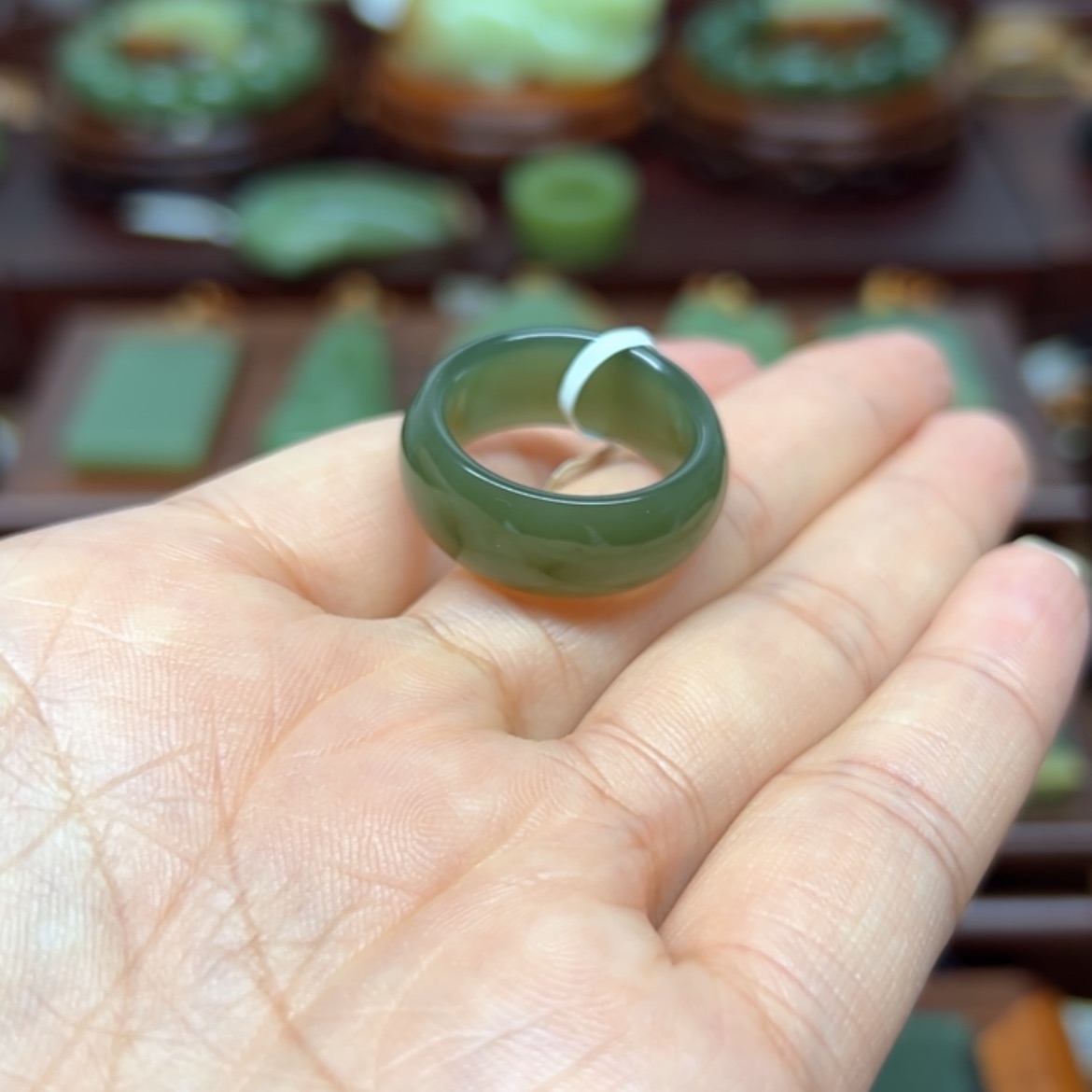 【闪购商品】颈饰未镶嵌岫岩老玉（透闪石质玉）指环口径20.1