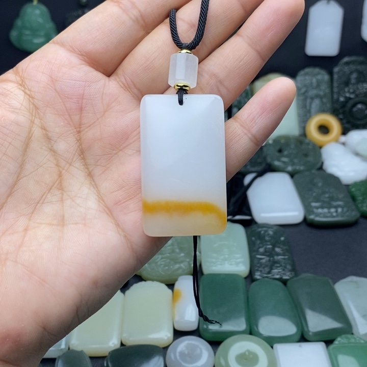 只***经石英质玉（金丝玉）未镶嵌颈饰