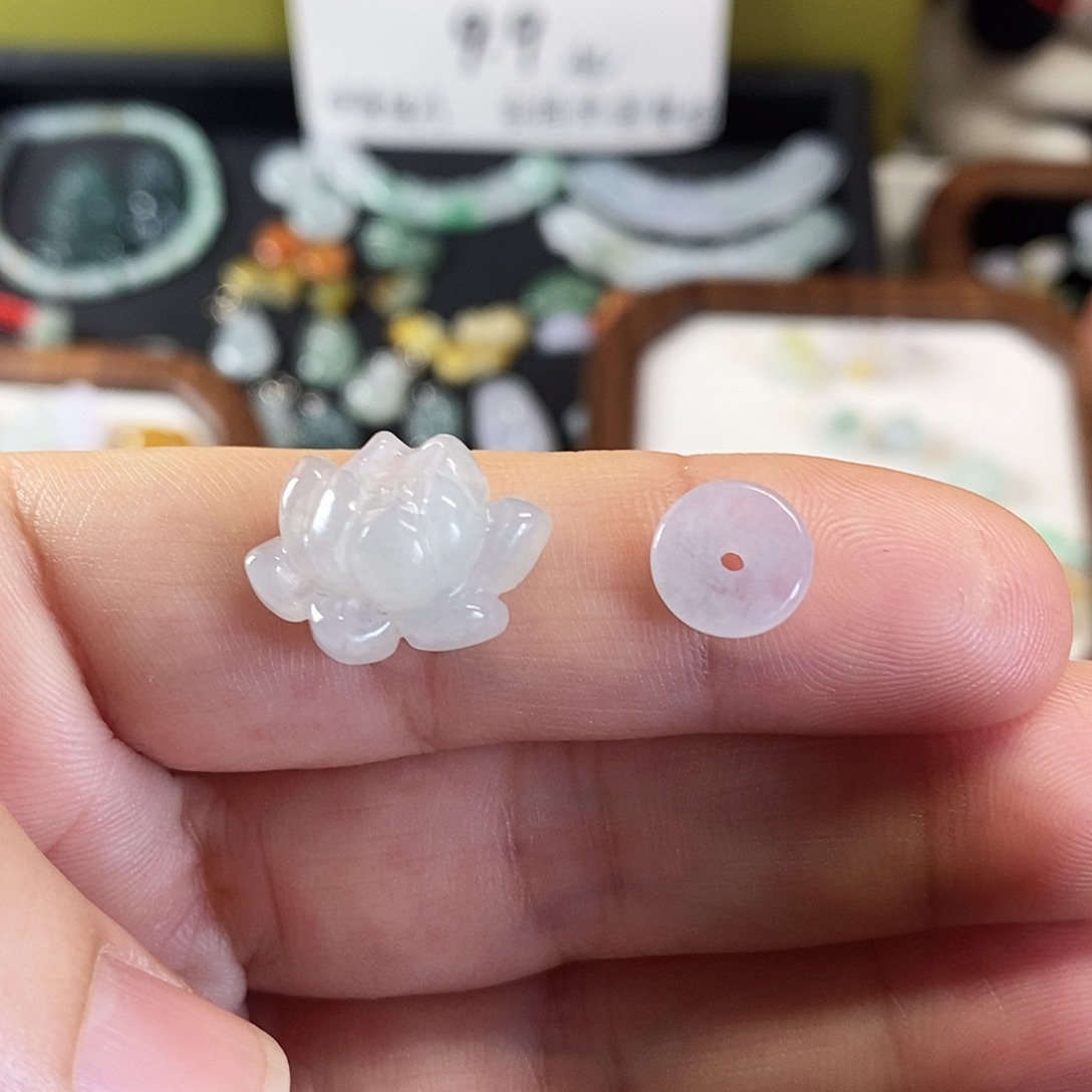 爱***子翡翠未镶嵌颈饰小滴溜