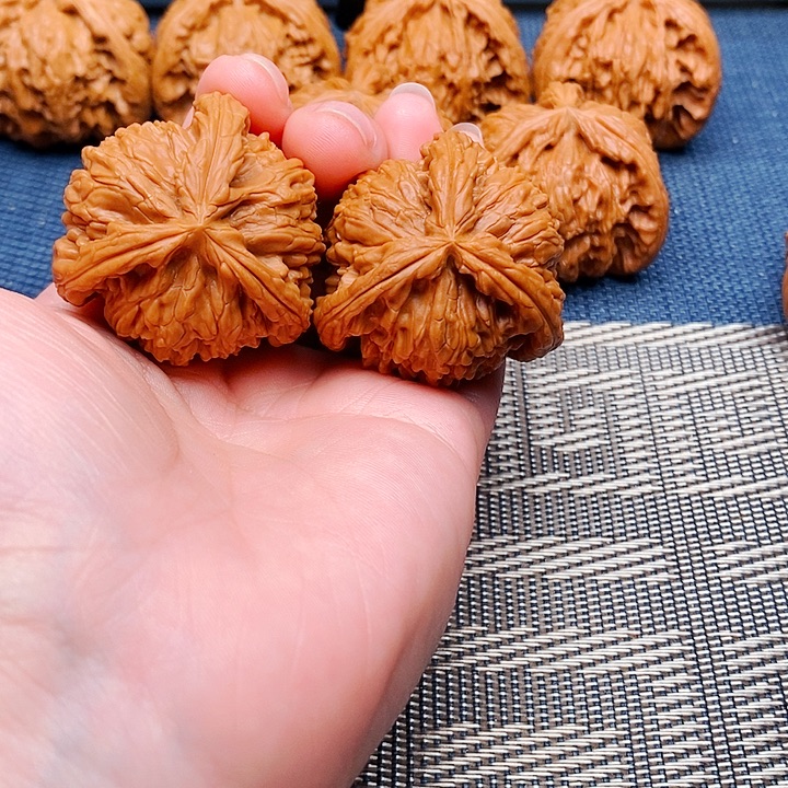 久***革吊坠文玩核桃三棱