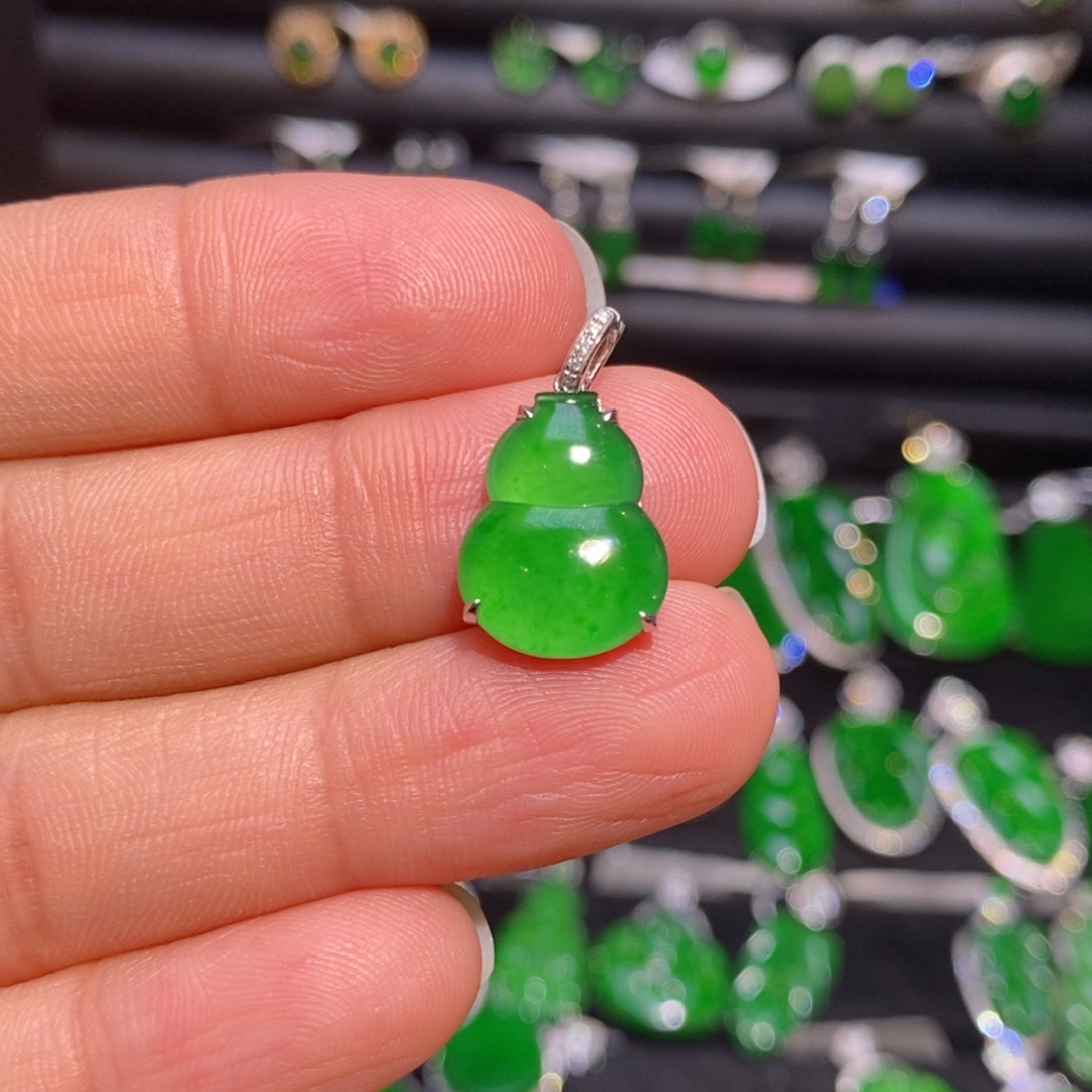 翡翠18K金镶嵌颈饰葫芦吊坠