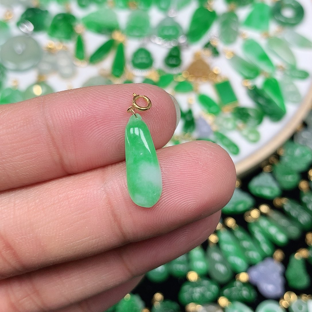 翡翠颈饰18K金镶嵌小巧精美飘阳绿小福瓜