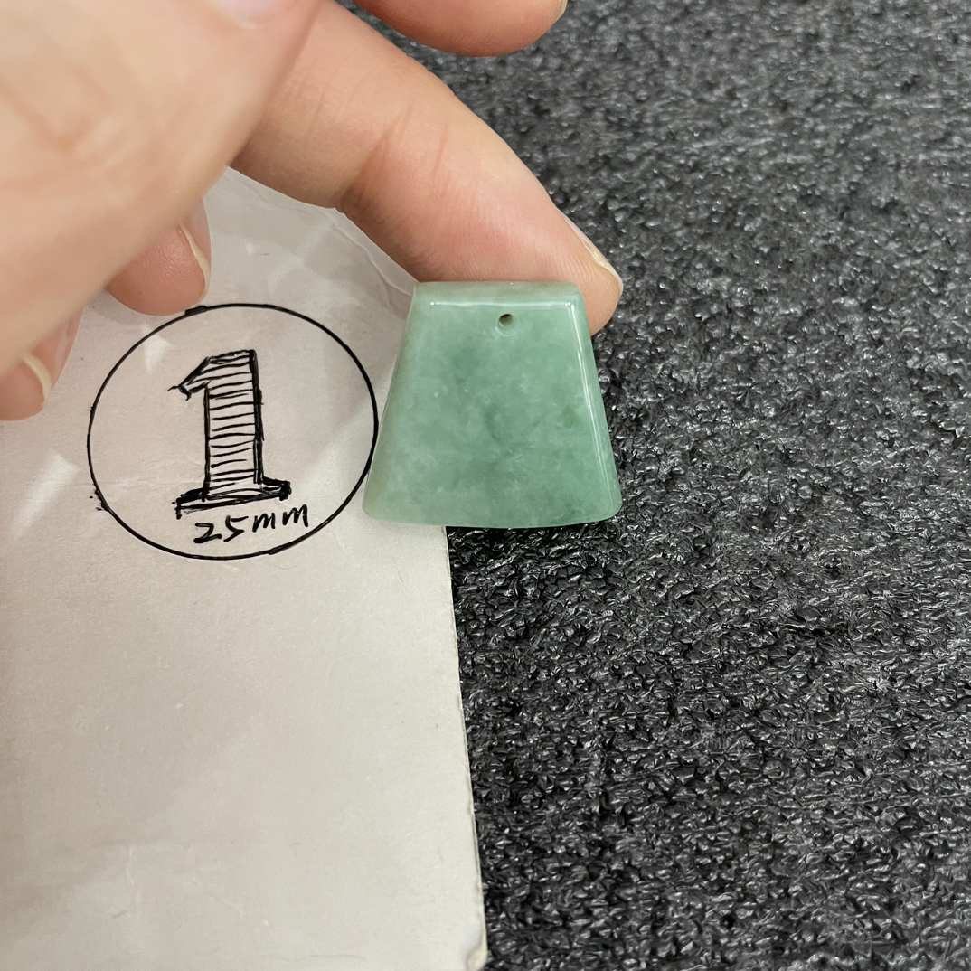 糯绿无事牌翡翠挂坠