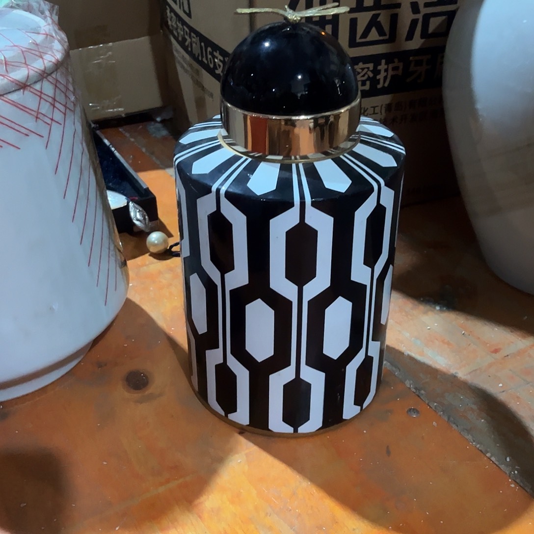 铁**主陶瓷花瓶，仿真绿植