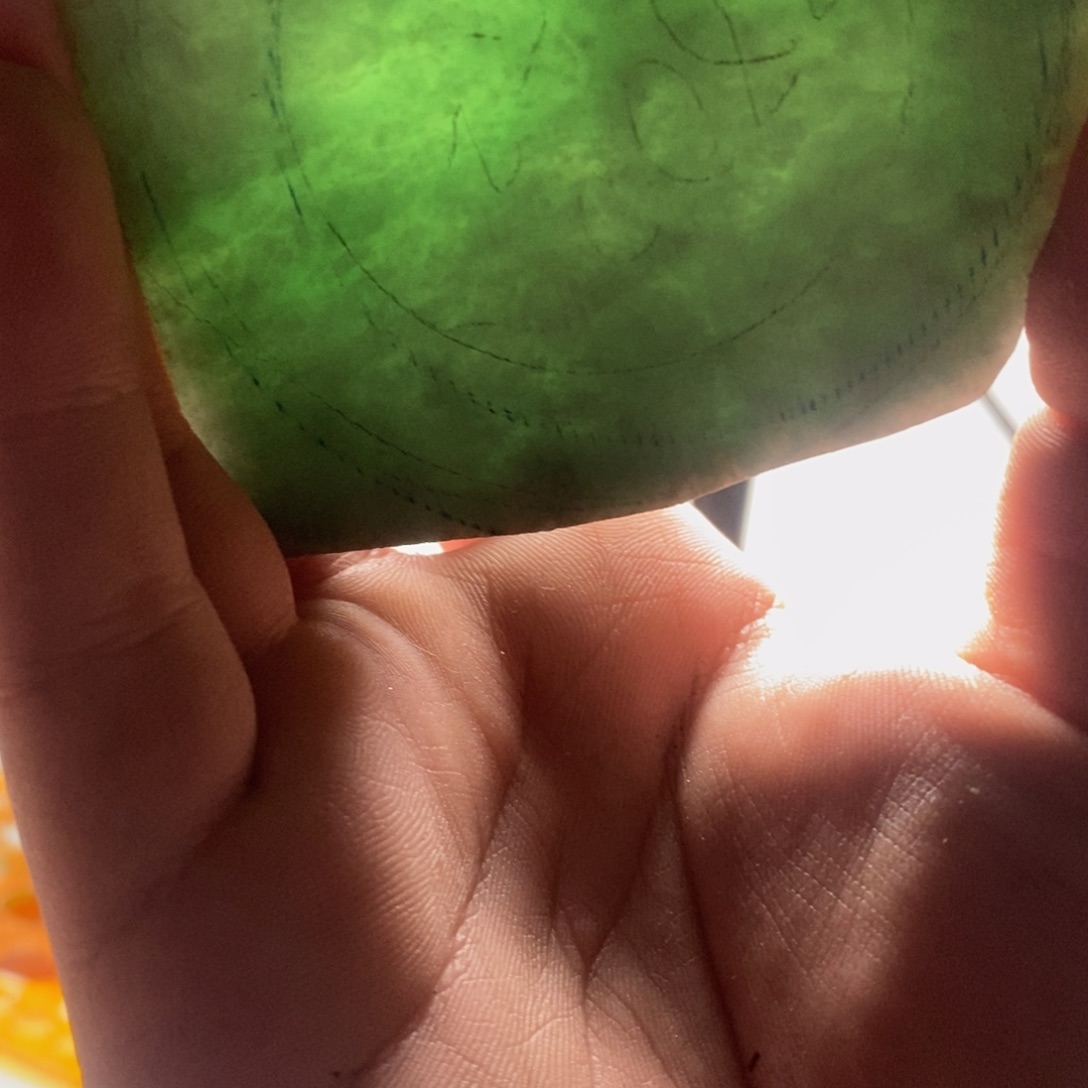 翡翠挂件未镶嵌在****钟