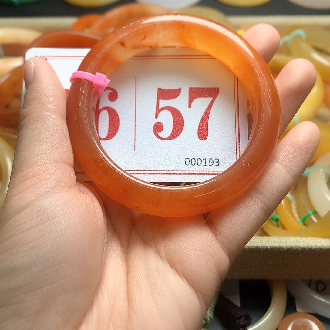 未镶嵌石英质玉（黄龙玉）手镯