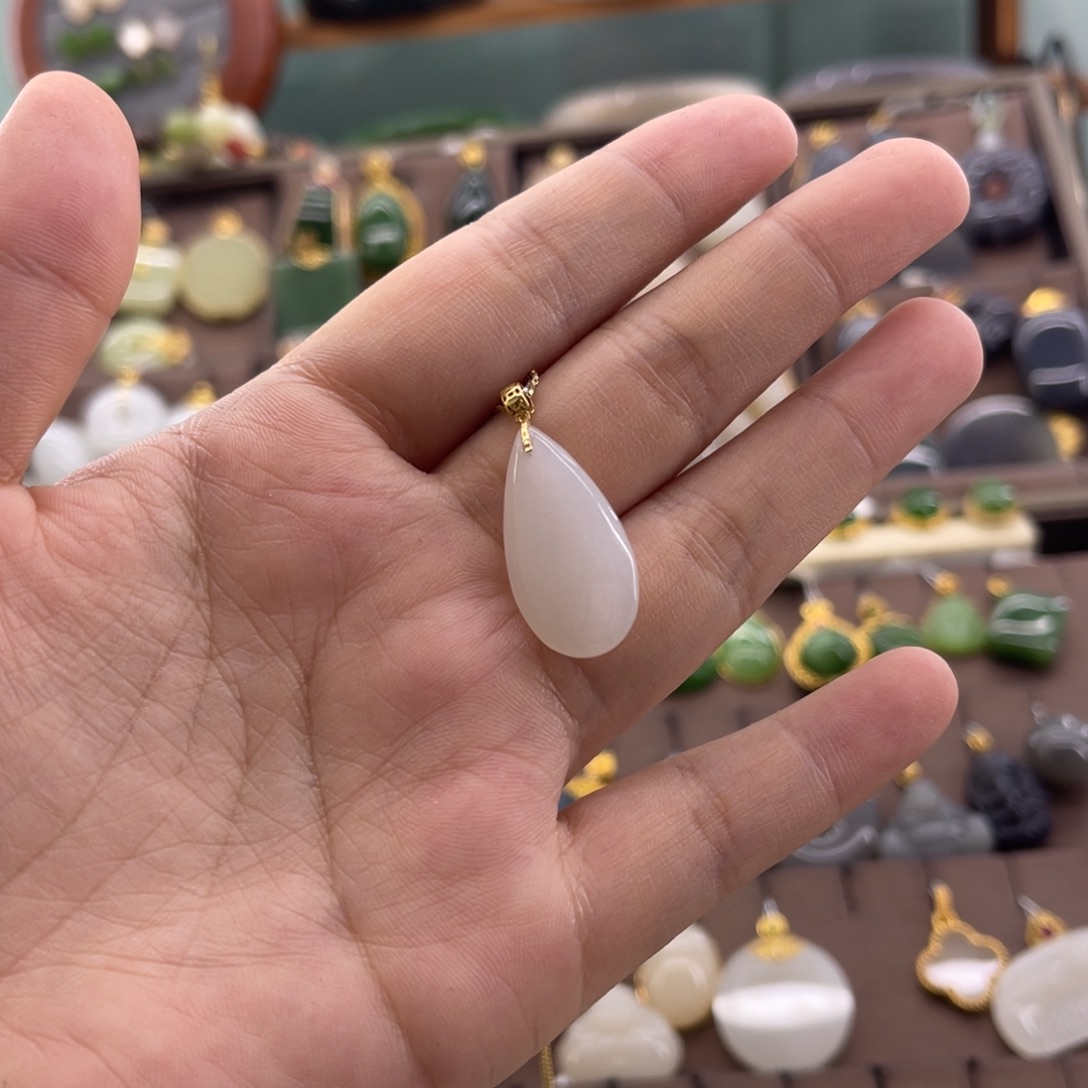 和田玉18K金镶嵌吊坠(赠链)