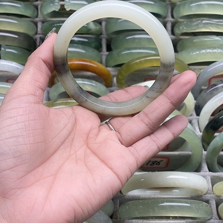 蛇纹石玉未镶嵌手镯200